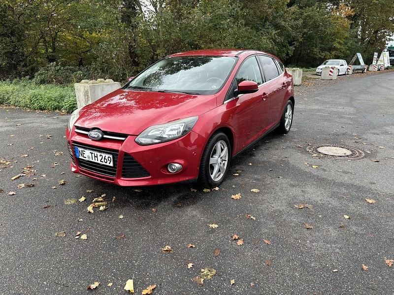 Rot Gebraucht 2011 Ford Focus Titanium Kleinwagen | 4.400 € (Guter Preis) - Bild 1/4