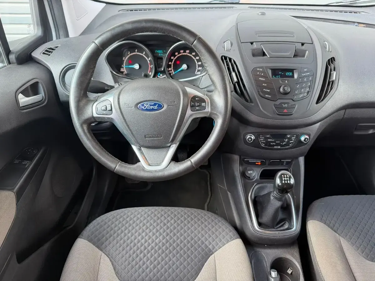 Gebraucht Ford Tourneo Courier Titanium 101 PS (74 kW) 2018 Silber Van / Kleinbus