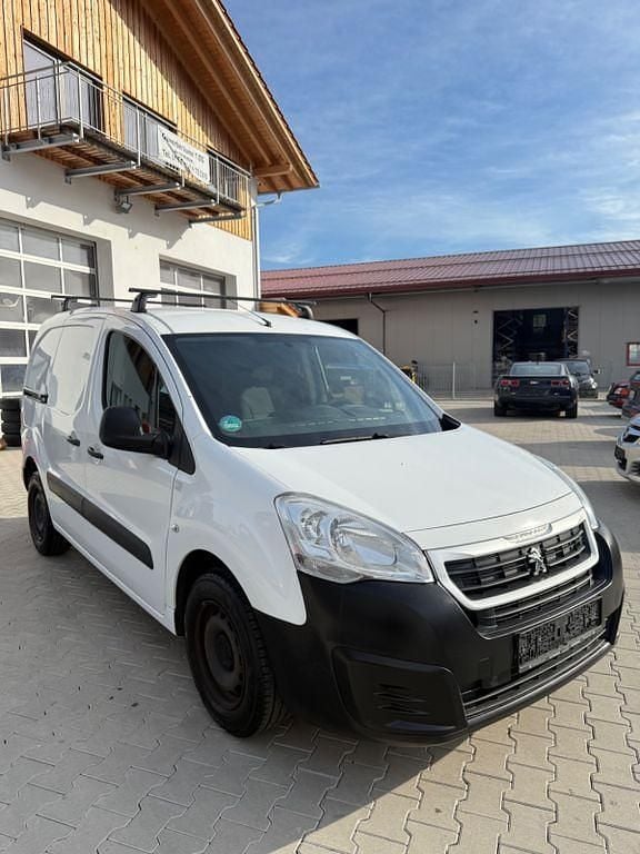 Weiß Gebraucht 2017 Peugeot Partner Van / Kleinbus | 5.999 € (Superpreis) - Bild 1/4