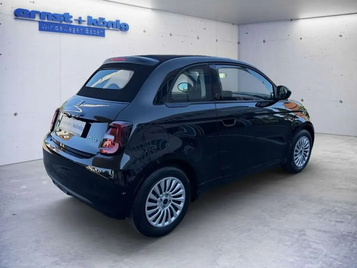 Neu Fiat 500e Red 86 kW (118 PS) 2025 Onyx black Cabrio