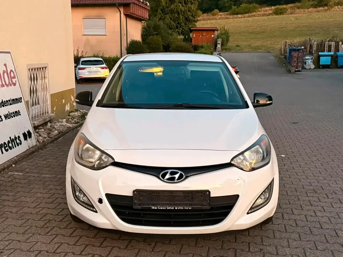 Gebraucht Hyundai i20 101 PS (74 kW) 2014 Weiß Kleinwagen