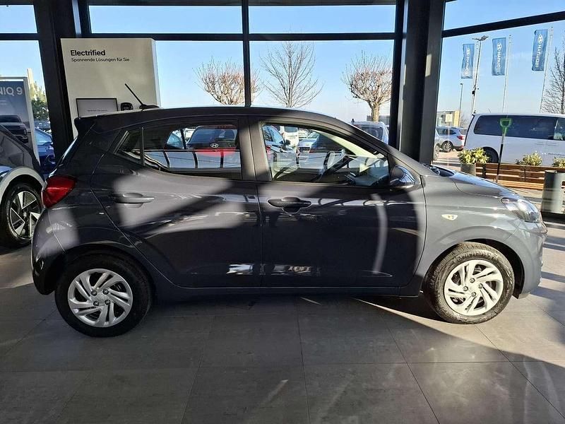 Neu Hyundai i10 Select 65 PS (47 kW) 2025 Grau Kleinwagen
