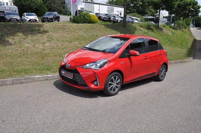 Rot Gebraucht 2019 Toyota Yaris Limousine | 14.380 € (Fairer Preis) - Bild 1/4