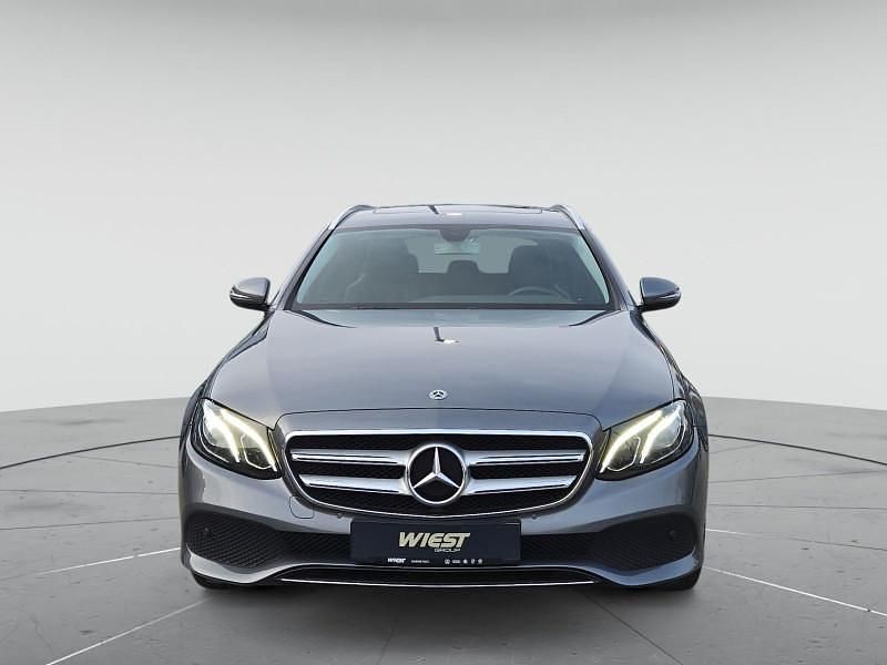 Selenitgrau metalliclack Gebraucht 2018 Mercedes E200 Avantgarde Kombi | 24.680 € (Fairer Preis) - Bild 1/4