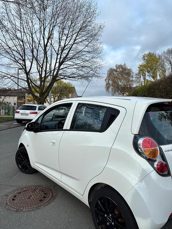 Gebraucht Chevrolet Spark 68 PS (50 kW) 2011 Weiß Kleinwagen