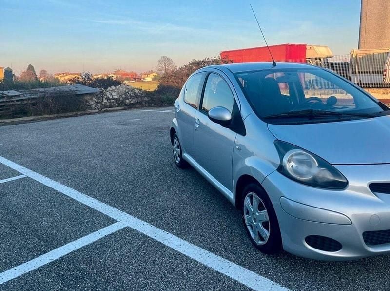 Gebraucht Toyota Aygo City 68 PS (50 kW) 2010 Silber Kleinwagen
