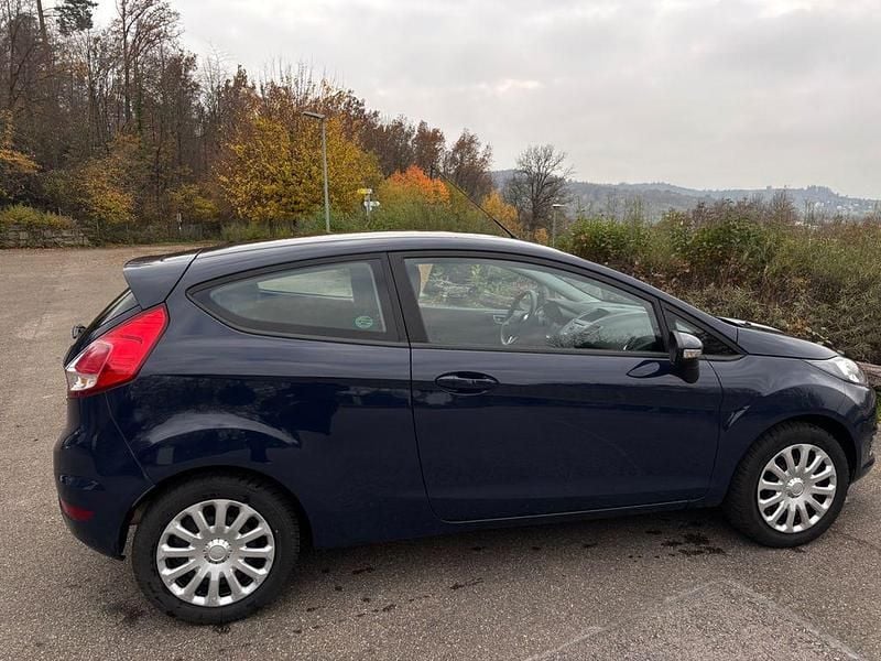 Gebraucht Ford Fiesta 80 PS (58 kW) 2014 Blau Kleinwagen