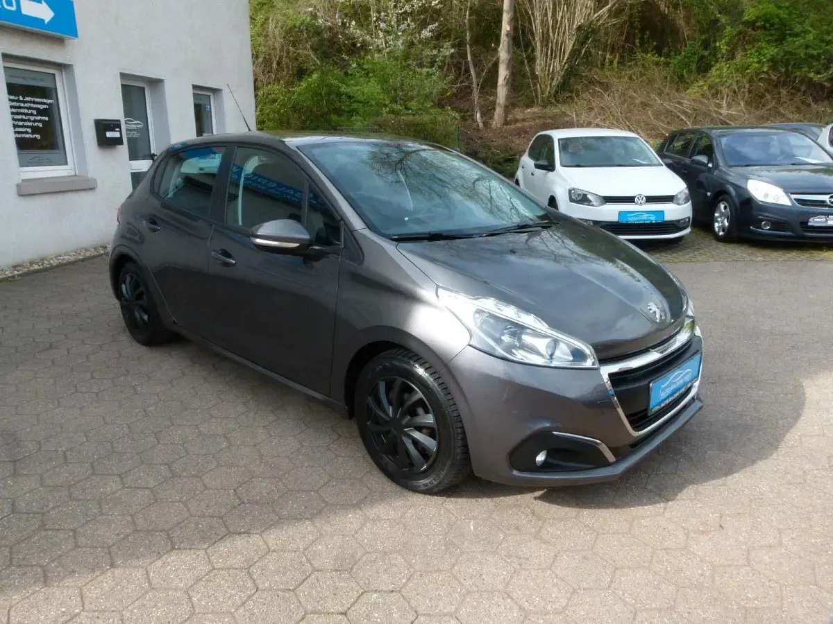 Gebraucht Peugeot 208 Active 82 PS (60 kW) 2018 Grau Kleinwagen