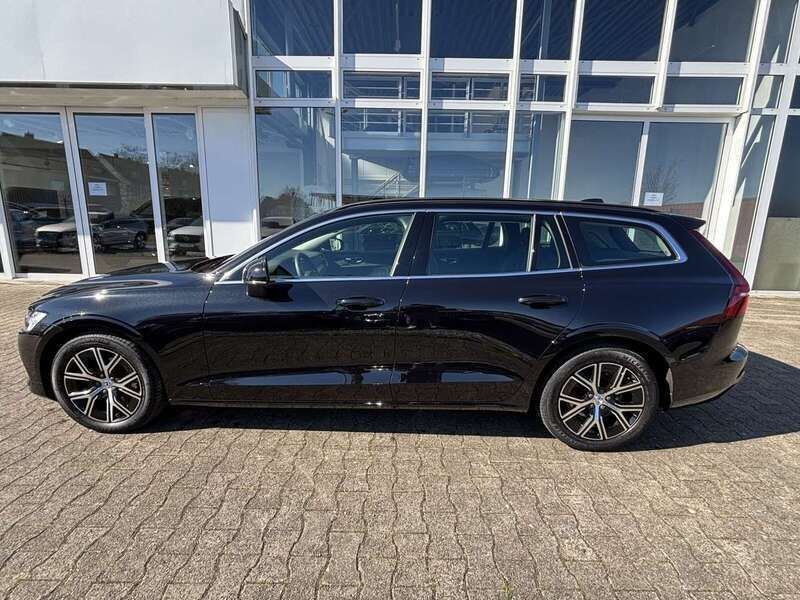 Gebraucht Volvo V60 Core 197 PS (144 kW) 2022 Onyx black / Kombi