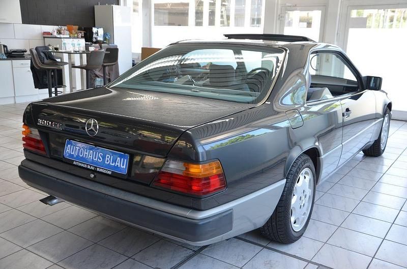 Gebraucht Mercedes E300 179 PS (131 kW) 1988 Schwarz Coupé