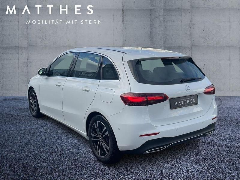Gebraucht Mercedes B200 150 PS (110 kW) 2024 Weiß Van / Kleinbus