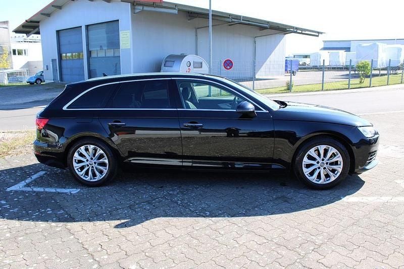 Second-hand Audi A4 Design 150 CP (110 kW) 2017 Negru Break