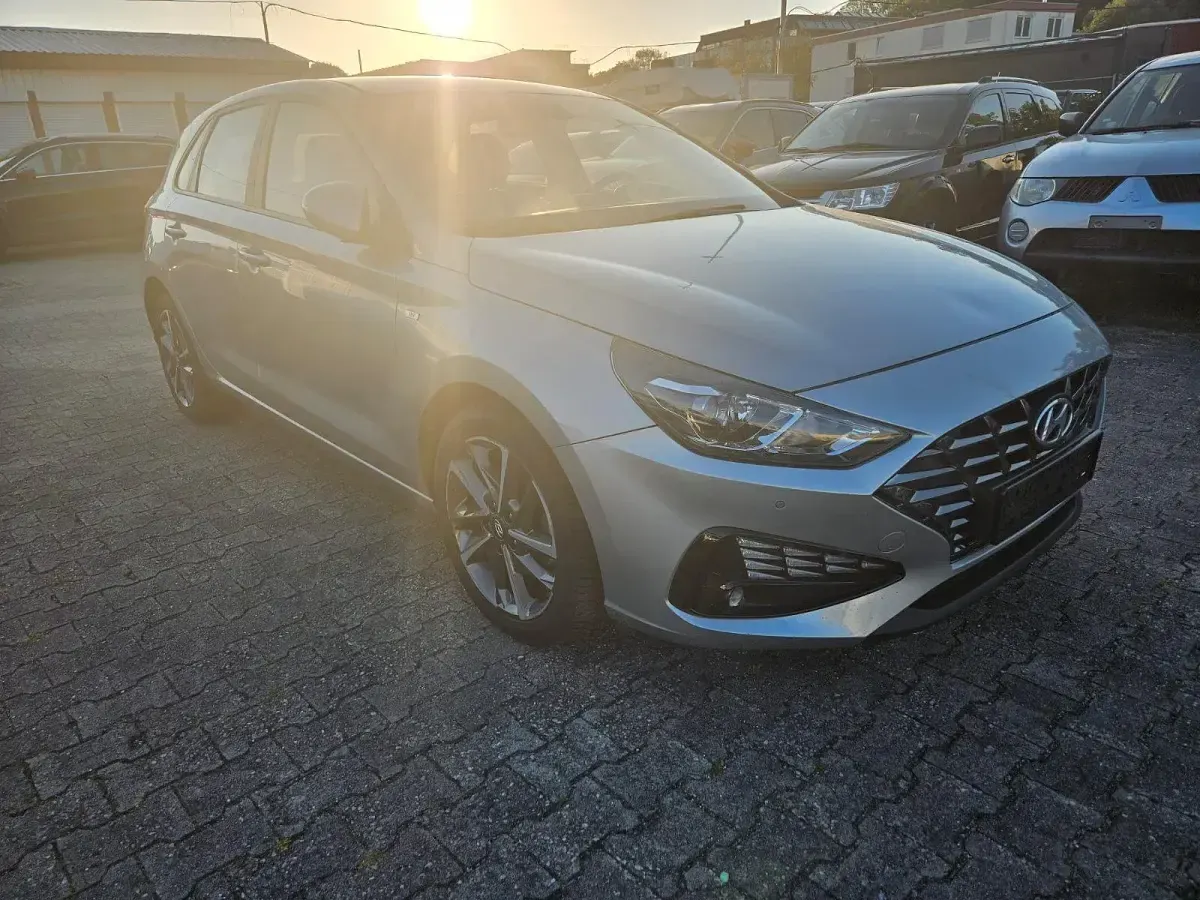 Gebraucht Hyundai i30 Trend 120 PS (88 kW) 2023 Shimmering silver / met Kleinwagen