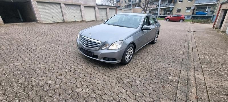 Grau Gebraucht 2009 Mercedes E220 Limousine | 5.999 € (Superpreis) - Bild 1/4