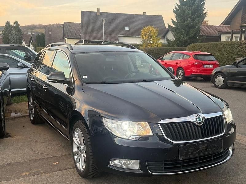 Schwarz Gebraucht 2011 Skoda Superb Elegance Kombi | 5.999 € (Guter Preis) - Bild 1/4