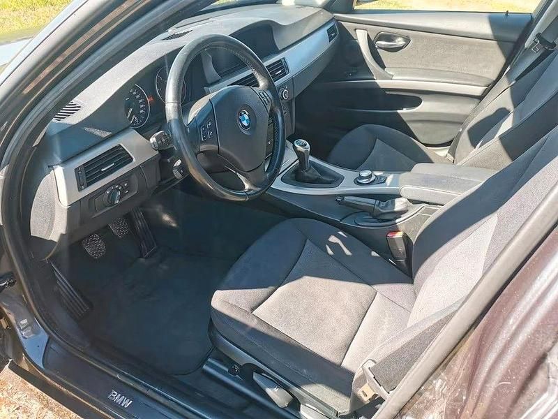 Gebraucht BMW 318 143 PS (105 kW) 2007 Grau Kombi