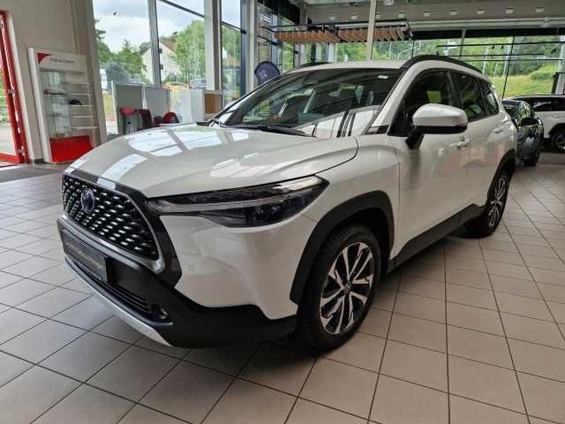 Platinum weiß (metallic) Gebraucht 2023 Toyota Corolla Hybrid Team SUV | 32.990 € (Fairer Preis) - Bild 1/4