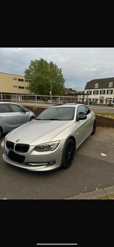 Gebraucht BMW 320 184 PS (135 kW) 2010 Grau Coupé