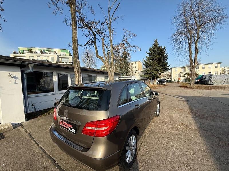 Gebraucht Mercedes B180 122 PS (89 kW) 2012 Braun Van / Kleinbus