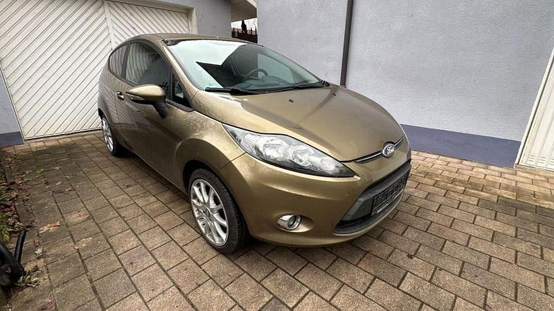 Gebraucht Ford Fiesta Trend 82 PS (60 kW) 2012 Braun Kleinwagen