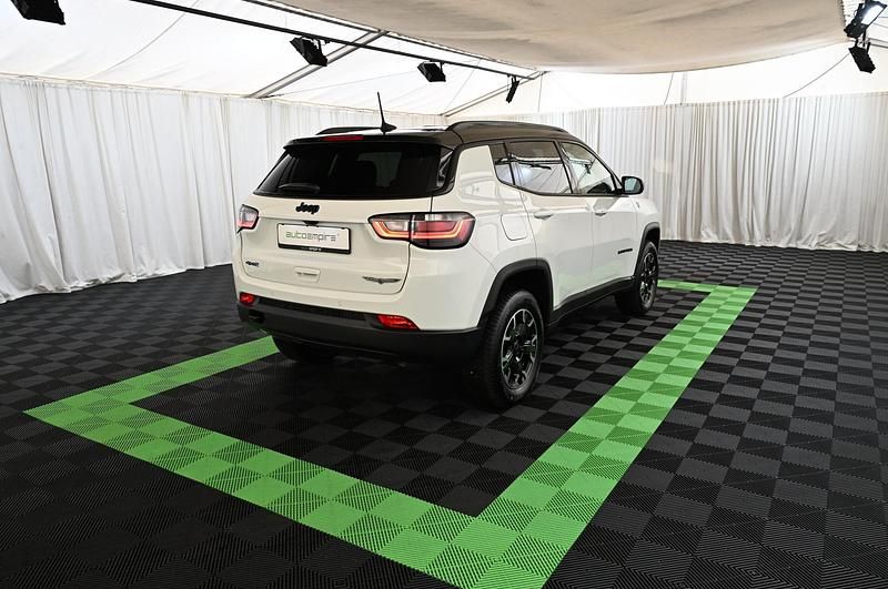 Gebraucht Jeep Compass Trailhawk 177 PS (130 kW) 2024 Weiß SUV