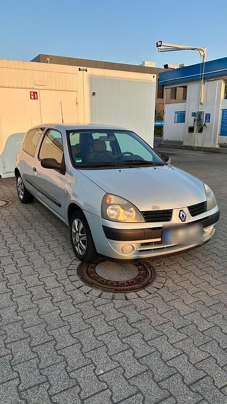 Gebraucht Renault Clio II 60 PS (44 kW) 2003 Silber Kleinwagen
