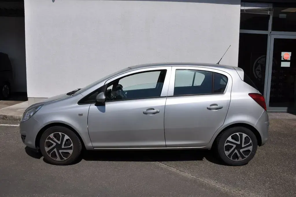 Używany Opel Corsa Basis 60 KM (44 kW) 2009 Srebrny Hatchback