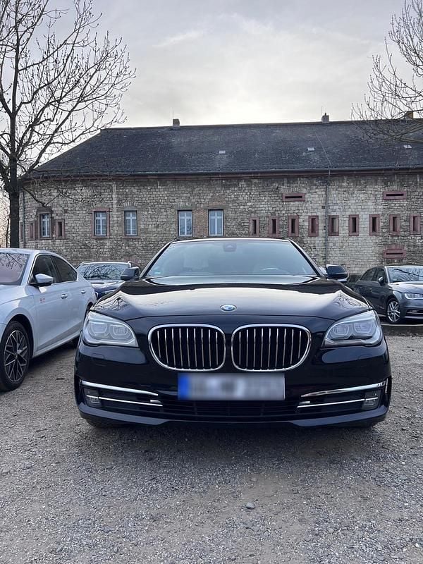 Second-hand BMW 730 211 CP (155 kW) 2014 Negru Berlinǎ