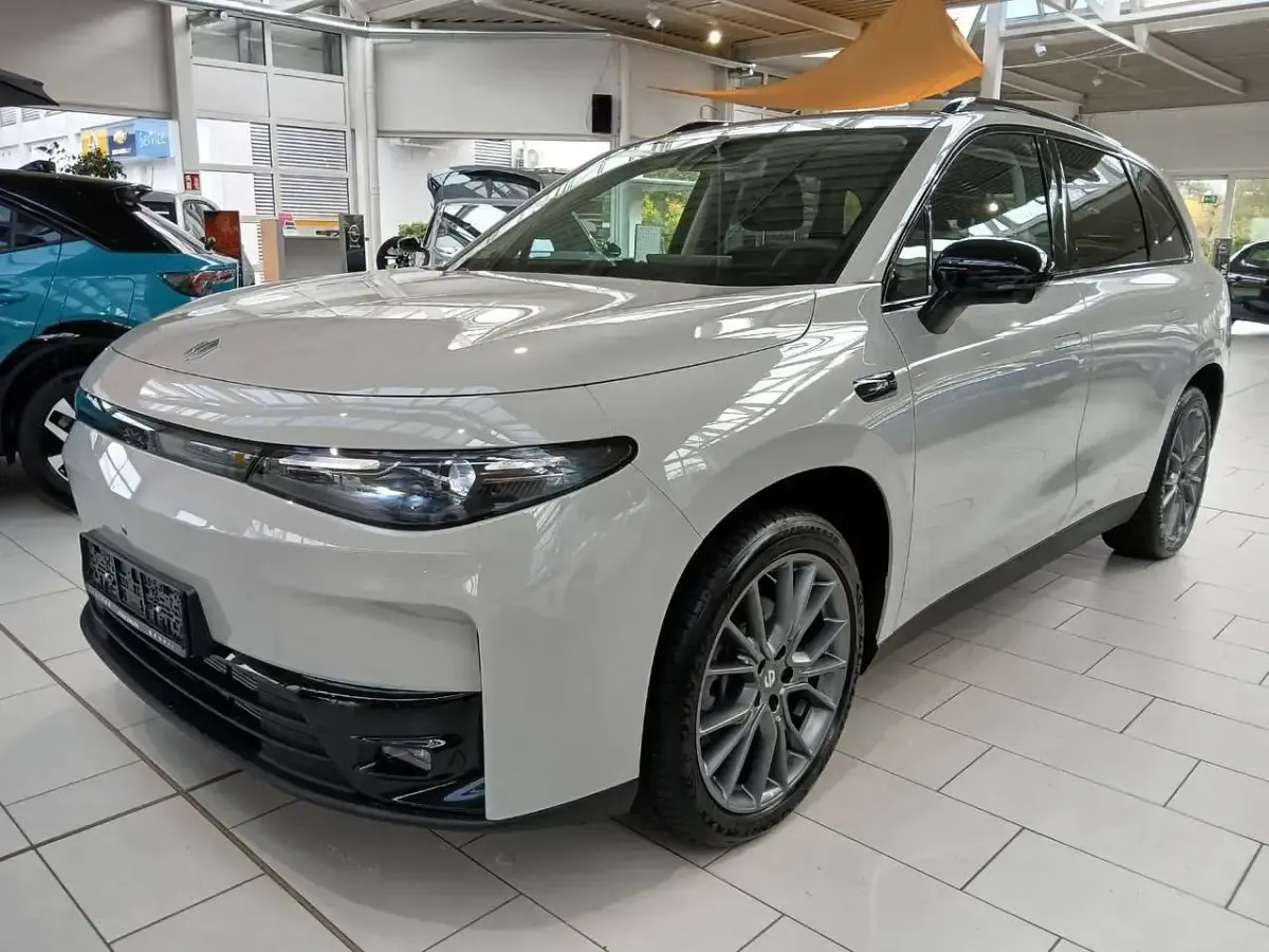 Gebraucht Leapmotor C10 215 PS (158 kW) 2026 Tundra grey SUV
