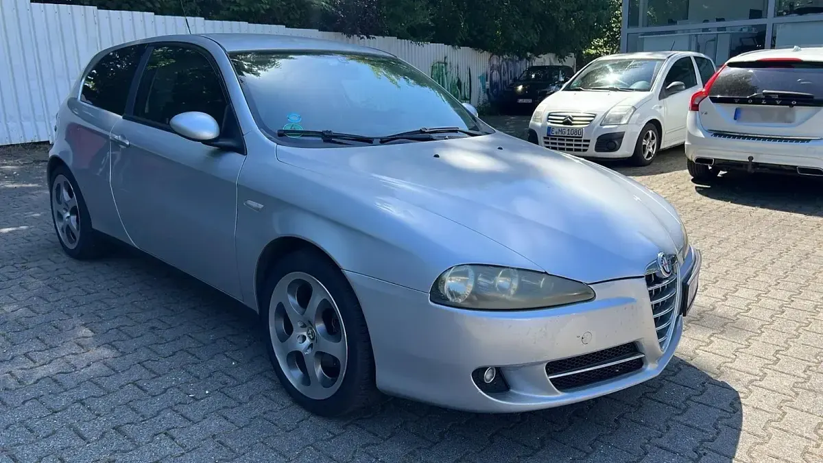 Gebraucht Alfa Romeo 147 120 PS (88 kW) 2007 Grau Kleinwagen