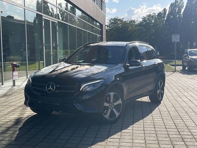 Schwarz Gebraucht 2018 Mercedes GLC220 AMG line SUV | 22.900 € (Etwas zu teuer) - Bild 1/4