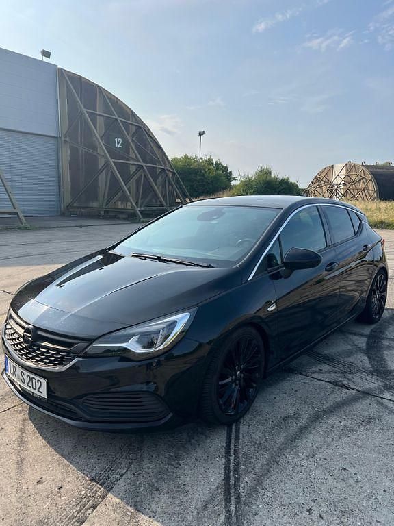 Schwarz Gebraucht 2017 Opel Astra Ultimate Limousine | 10.999 € (Superpreis) - Bild 1/4