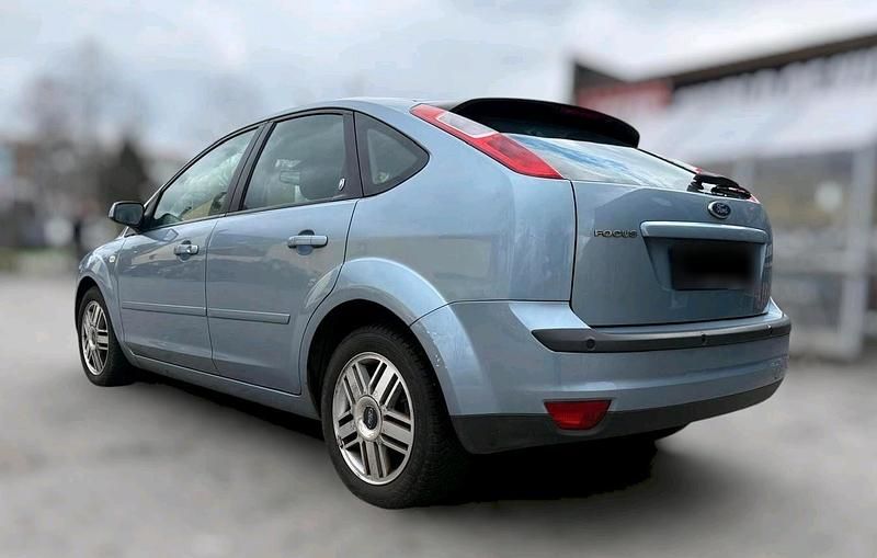 Gebraucht Ford Focus Ghia 101 PS (74 kW) 2005 Blau Limousine