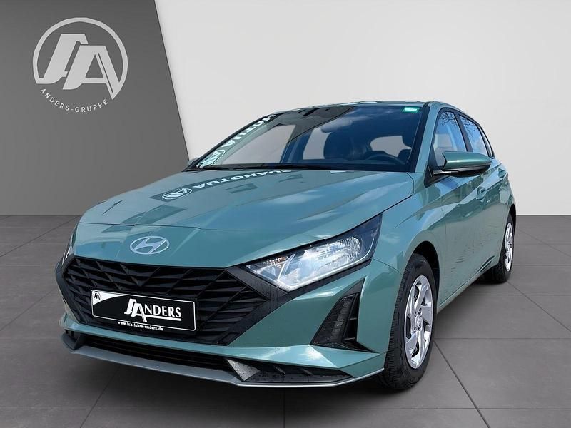 Gebraucht Hyundai i20 Select 79 PS (58 kW) 2025 Mangrove green Kleinwagen