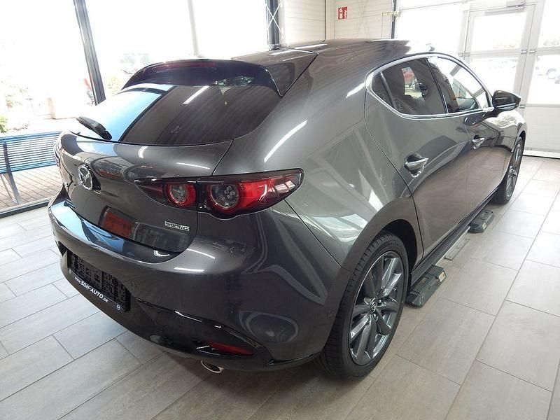 Neu Mazda 3 Exclusive 140 PS (102 kW) 2026 Grau Limousine