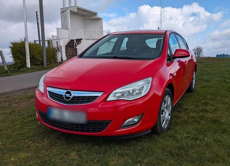 Gebraucht Opel Astra Edition 87 PS (63 kW) 2012 Rot Limousine