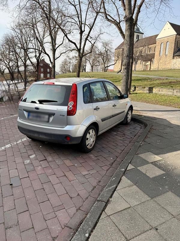 Gebraucht Ford Fiesta Trend 69 PS (50 kW) 2006 Silber Kleinwagen