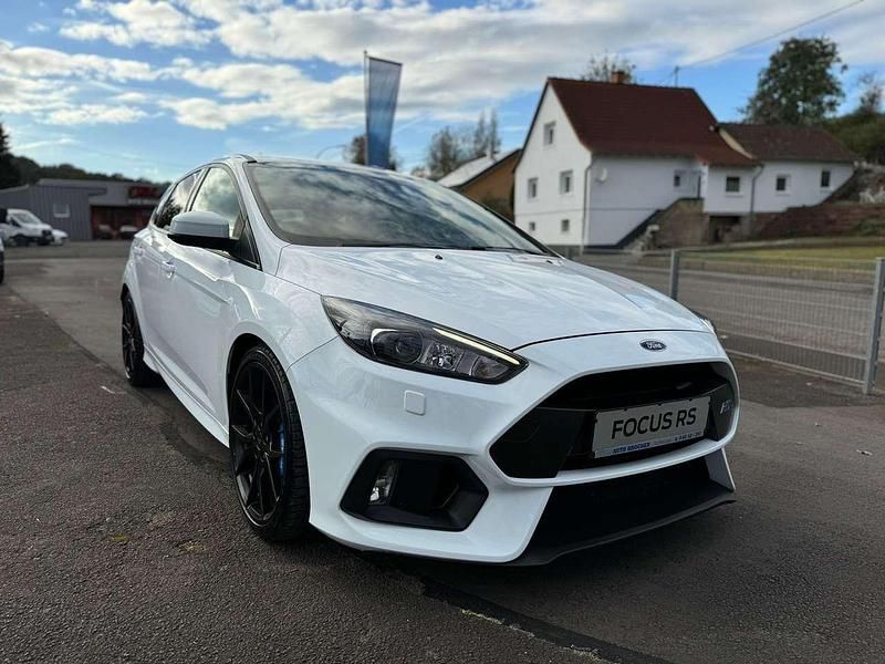 Frostweiß Gebraucht 2017 Ford Focus RS Kleinwagen | 22.990 € - Bild 1/4