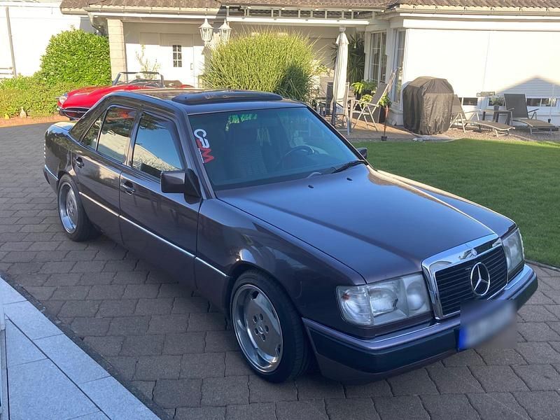 Gebraucht 1993 Mercedes E220 Limousine | 11.999 € - Bild 1/4