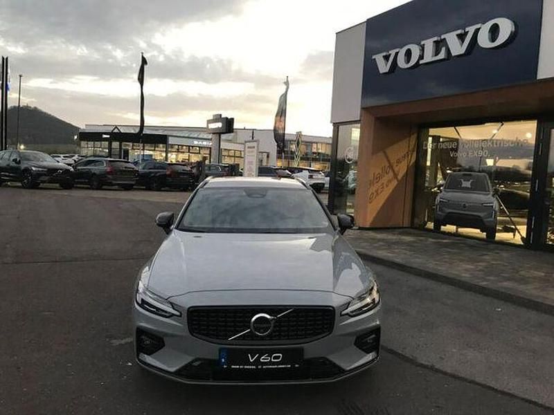 Gebraucht Volvo V60 Plus 197 PS (144 kW) 2025 Vapour grey / metallic Kombi
