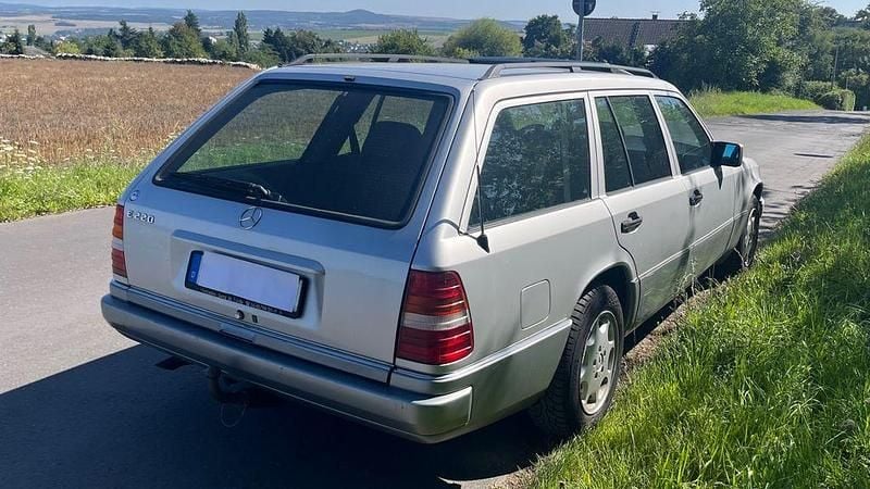 Silber Gebraucht 1996 Mercedes E220 Limousine | 2.800 € (Superpreis) - Bild 1/4