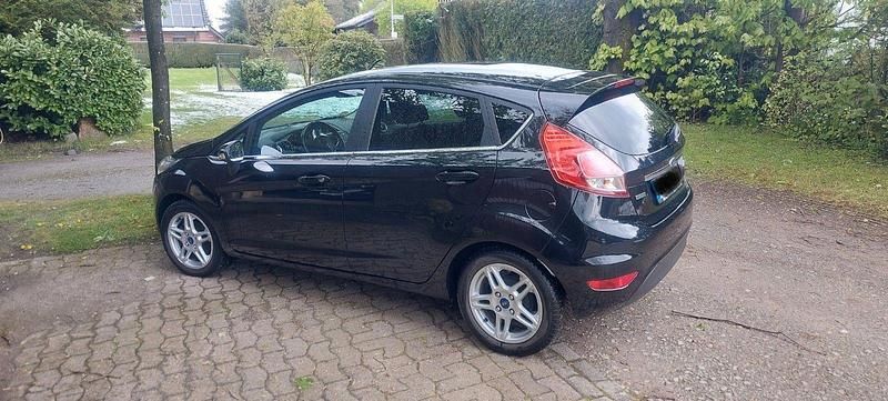 Gebraucht Ford Fiesta Trend 101 PS (74 kW) 2015 Schwarz Kleinwagen