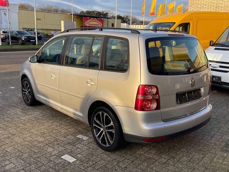 Gebraucht VW Touran Trendline 140 PS (102 kW) 2010 Silber Van / Kleinbus