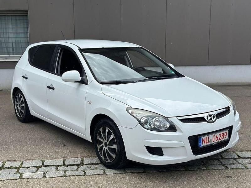 Weiß Gebraucht 2009 Hyundai i30 Edition+ Limousine | 2.750 € (Superpreis) - Bild 1/4