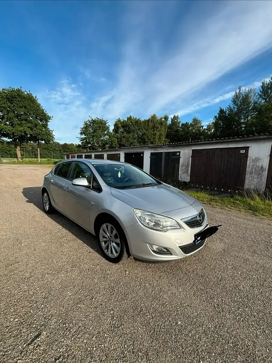 Gebraucht Opel Astra 116 PS (85 kW) 2012 Silber Limousine