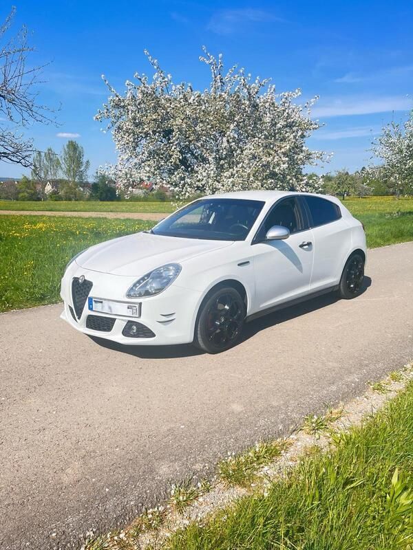 Weiß Gebraucht 2012 Alfa Romeo Giulietta Quadrifoglio Verde Kleinwagen | 10.250 € (Teuer) - Bild 1/4