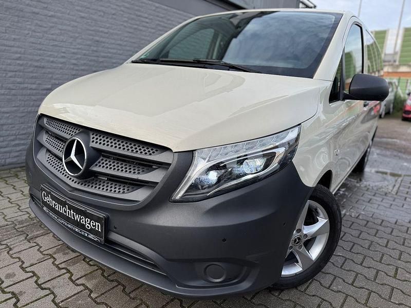 Grau Gebraucht 2018 Mercedes Vito Kombi | 31.900 € - Bild 1/4