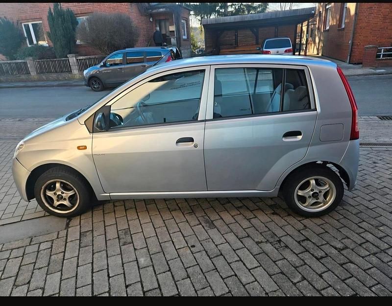 Gebraucht Daihatsu Cuore 58 PS (42 kW) 2003 Silber Kleinwagen
