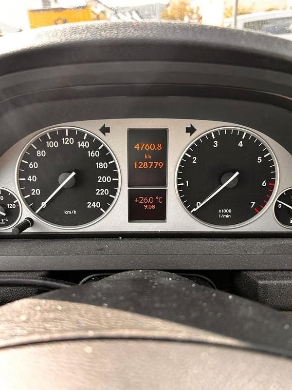 Gebraucht Mercedes B180 116 PS (85 kW) 2010 Blau Van / Kleinbus