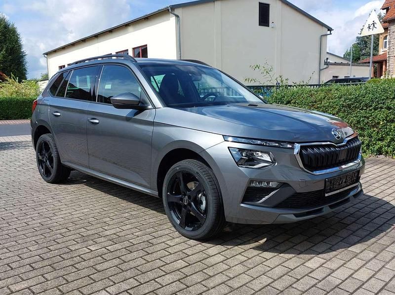 Graphitegrau metallic Neu 2025 Skoda Kamiq Selection SUV | 26.480 € (Guter Preis) - Bild 1/4